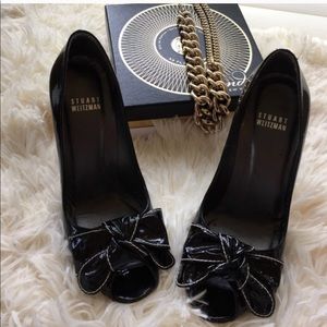 S T U A R T W E I T Z M A N : “Heelbowd” Pumps